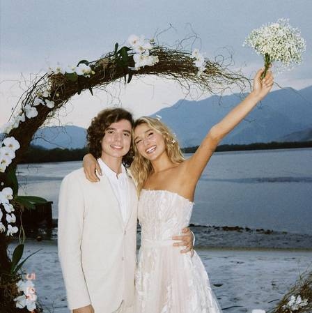 Sasha Meneghel e Joo Figueiredo se casam na casa de Xuxa em Angra dos Reis